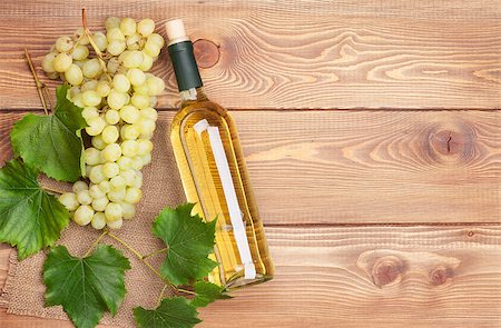 simsearch:400-08110621,k - White wine bottle and bunch of white grapes on wooden table background with copy space Stock Photo - Budget Royalty-Free & Subscription, Code: 400-08110623