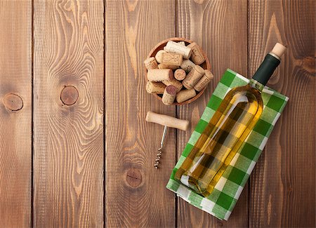 simsearch:400-07933837,k - White wine bottle, corks and corkscrew over wooden table background. Top view with copy space Stockbilder - Microstock & Abonnement, Bildnummer: 400-08110630