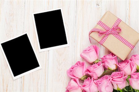 simsearch:400-08110734,k - Pink roses and valentines day gift box and two blank photo frames over wooden table. Top view with copy space Stock Photo - Budget Royalty-Free & Subscription, Code: 400-08110732