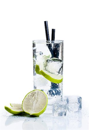 simsearch:659-06494826,k - Cocktail with ice and lime slice isolated on white background Foto de stock - Super Valor sin royalties y Suscripción, Código: 400-08110772