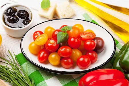 simsearch:695-05772884,k - Italian food cooking ingredients. Vegetables, parmesan, basil on wooden table Stockbilder - Microstock & Abonnement, Bildnummer: 400-08111981