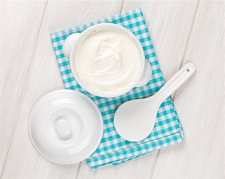 simsearch:400-07825089,k - Sour cream in a bowl on wooden table. Top view Fotografie stock - Microstock e Abbonamento, Codice: 400-08112036