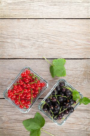 simsearch:400-06387340,k - Fresh ripe currant berries on wooden table background with copy space Foto de stock - Super Valor sin royalties y Suscripción, Código: 400-08112044