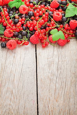 simsearch:400-06387340,k - Fresh ripe berries on wooden table background with copy space Foto de stock - Super Valor sin royalties y Suscripción, Código: 400-08112045