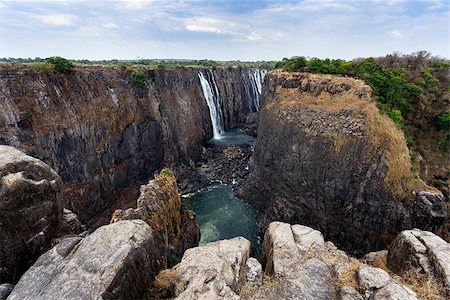 simsearch:400-05216600,k - The Victoria falls is the largest curtain of water in the world (1708 meters wide). The falls and the surrounding area is the National Parks and World Heritage Site - Zambia, Zimbabwe Foto de stock - Super Valor sin royalties y Suscripción, Código: 400-08112172