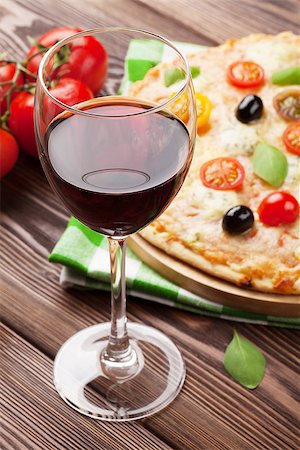 simsearch:400-08074810,k - Glass of red wine and italian pizza with cheese, tomatoes, olives and basil Photographie de stock - Aubaine LD & Abonnement, Code: 400-08112468