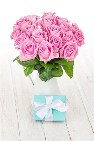 simsearch:400-08110734,k - Valentines day pink roses bouquet and gift box on white wooden table Stock Photo - Budget Royalty-Free & Subscription, Code: 400-08112508