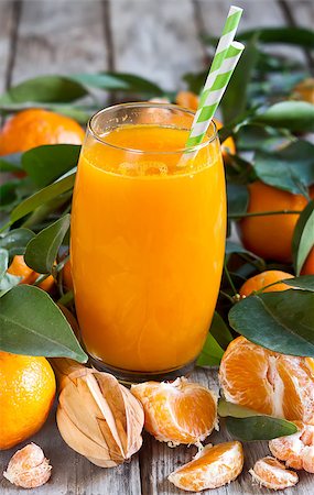 simsearch:400-05046087,k - Glass of fresh tangerine juice with ripe tangerines, leaves and old-fashioned straws. Stockbilder - Microstock & Abonnement, Bildnummer: 400-08112753