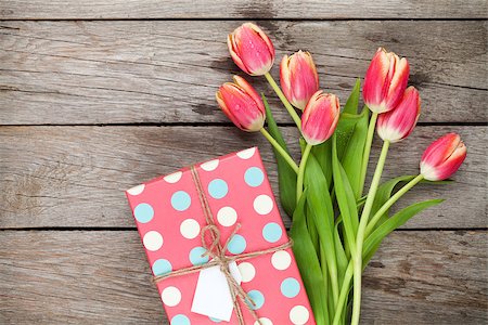 simsearch:400-08036453,k - Colorful tulips and gift box on wooden table. Top view with copy space Stock Photo - Budget Royalty-Free & Subscription, Code: 400-08112892