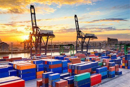 Industrial port at dawn at the Port of Casablanca, Morocco. Foto de stock - Super Valor sin royalties y Suscripción, Código: 400-08112995