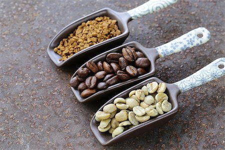 green, black coffee beans and ground in the scoop Photographie de stock - Aubaine LD & Abonnement, Code: 400-08113138