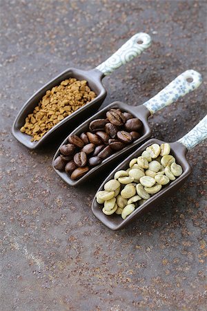 green, black coffee beans and ground in the scoop Photographie de stock - Aubaine LD & Abonnement, Code: 400-08113139