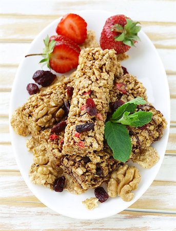 simsearch:400-09238081,k - homemade muesli bars with cranberries, nuts and chocolate Photographie de stock - Aubaine LD & Abonnement, Code: 400-08113145