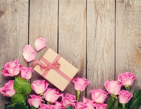 simsearch:400-08110734,k - Pink roses and valentines day gift box over wooden table. Top view with copy space. Toned Stock Photo - Budget Royalty-Free & Subscription, Code: 400-08113753