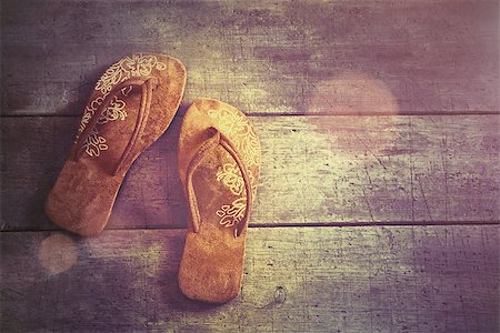 simsearch:400-06203348,k - Pair of beach sandals on wood background Foto de stock - Super Valor sin royalties y Suscripción, Código: 400-08113870