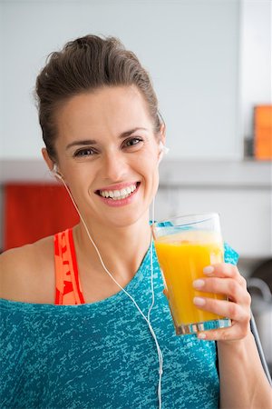 smoothie sports - Cheers to you, and to your good health. A happy, sporty woman has just finished a good workout and is rounding it off with a freshly-made smoothie. Packing the vitamins in tastes so good... Stock Photo - Budget Royalty-Free & Subscription, Code: 400-08134794
