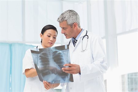 simsearch:400-07778150,k - Male and female doctors examining x-ray in the medical office Stock Photo - Budget Royalty-Free & Subscription, Code: 400-08136205