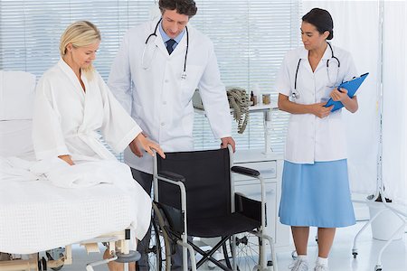 simsearch:6109-06195982,k - Patient trying to sit on wheelchair in hospital Fotografie stock - Microstock e Abbonamento, Codice: 400-08136728