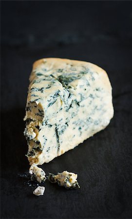 simsearch:400-06741554,k - Delicious blue cheese on a black background close-up. Foto de stock - Royalty-Free Super Valor e Assinatura, Número: 400-08138384