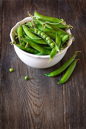 simsearch:400-04785141,k - Green peas on an old wooden bowl. Stock Photo - Budget Royalty-Free & Subscription, Code: 400-08138382