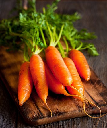 simsearch:400-03964348,k - Bunch of fresh carrots  on an old wooden cooking board. Stockbilder - Microstock & Abonnement, Bildnummer: 400-08138383