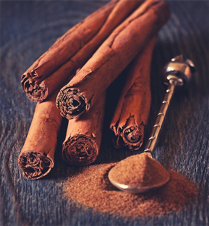 simsearch:400-08070604,k - Cinnamon sticks and cinnamon powder on silver spoon close up. Toned photo. Stockbilder - Microstock & Abonnement, Bildnummer: 400-08138697
