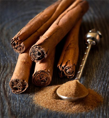 simsearch:400-07321770,k - Cinnamon sticks and cinnamon powder on silver spoon close up. Foto de stock - Super Valor sin royalties y Suscripción, Código: 400-08138698