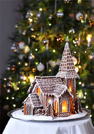 Decorated gingerbread church with Christmas tree on background Foto de stock - Super Valor sin royalties y Suscripción, Código: 400-08131562