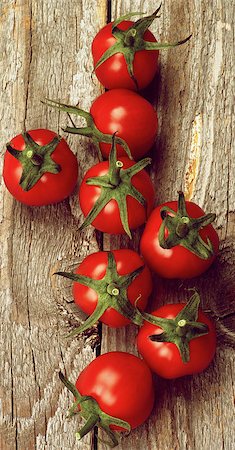simsearch:400-06857433,k - Perfect Ripe Raw Cherry Tomatoes with Stems In a Row on Rustic Wooden background Foto de stock - Super Valor sin royalties y Suscripción, Código: 400-08154048