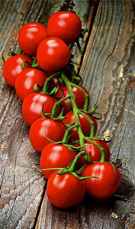 simsearch:400-06857433,k - Perfect Ripe Cherry Tomatoes on Stem closeup on Rustic Wooden background Foto de stock - Super Valor sin royalties y Suscripción, Código: 400-08155925