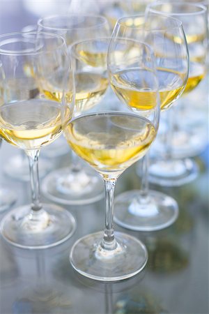 simsearch:632-09021551,k - Nine glasses of wine set on table in the restaurant . Shallow depth of field, very soft image Stockbilder - Microstock & Abonnement, Bildnummer: 400-08156031