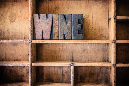 portwein - The word WINE written in vintage wooden letterpress type in a wooden type drawer. Stockbilder - Microstock & Abonnement, Bildnummer: 400-08156314