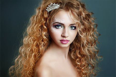 simsearch:400-07054885,k - Perfect skin. Curly teen girl with little crown. Prom queen. Stockbilder - Microstock & Abonnement, Bildnummer: 400-08151159