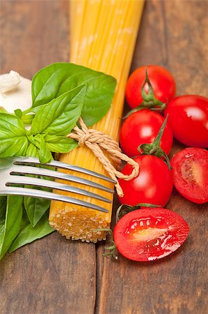 simsearch:695-05773492,k - raw ingredients spaghetti pasta tomato and basil foundations of Italian cuisine Fotografie stock - Microstock e Abbonamento, Codice: 400-08153792