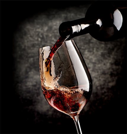 simsearch:400-04919991,k - Wine pouring in wineglass on a black background Foto de stock - Royalty-Free Super Valor e Assinatura, Número: 400-08164486
