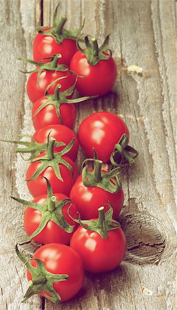 simsearch:400-06857433,k - Ripe Cherry Tomatoes with Stems In a Row on Rustic Wooden background. Focus on Foreground. Retro Styled Foto de stock - Super Valor sin royalties y Suscripción, Código: 400-08165156