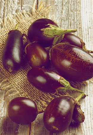 simsearch:400-08011809,k - Fresh Ripe Small Eggplants on Sackcloth on Rustic Wooden background. Retro Styled Photographie de stock - Aubaine LD & Abonnement, Code: 400-08165598