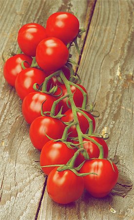 simsearch:400-06857433,k - Perfect Ripe Cherry Tomatoes on Stem In a Row on Rustic Wooden background. Retro Styled Foto de stock - Super Valor sin royalties y Suscripción, Código: 400-08160022