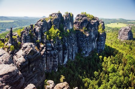 schrammsteine - Sandstone rocks, forests and blue sky in the Germany Switzerland Fotografie stock - Microstock e Abbonamento, Codice: 400-08160736