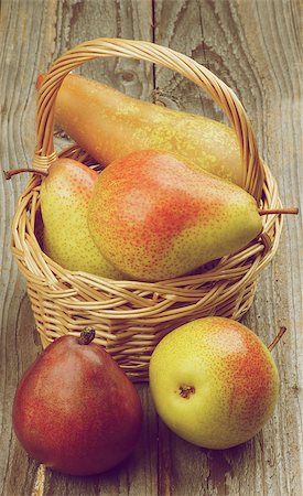 simsearch:400-08012355,k - Arrangement of Red, Yellow and Conference Pears in Wicker Basket closeup on Rustic Wooden background. Retro Styled Photographie de stock - Aubaine LD & Abonnement, Code: 400-08162640