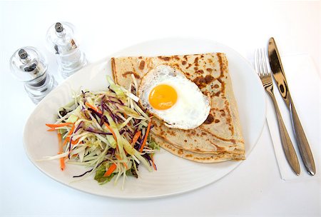 simsearch:695-05772521,k - Fried eggs with coleslaw served for delicious brunch Photographie de stock - Aubaine LD & Abonnement, Code: 400-08186743