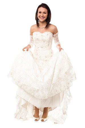 simsearch:400-05208182,k - Full length portrait of a pretty model lifting her long bridal gown Photographie de stock - Aubaine LD & Abonnement, Code: 400-08186869