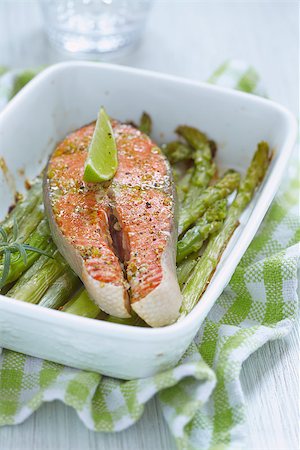 Baked red salmon with asparagus in baking dish Stockbilder - Microstock & Abonnement, Bildnummer: 400-08187574