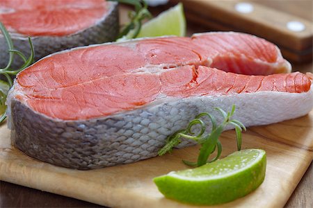 simsearch:400-08187570,k - Raw red salmon steaks on a cutting board Stockbilder - Microstock & Abonnement, Bildnummer: 400-08187570