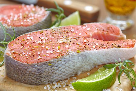 Raw red salmon steaks on a cutting board Stockbilder - Microstock & Abonnement, Bildnummer: 400-08187571