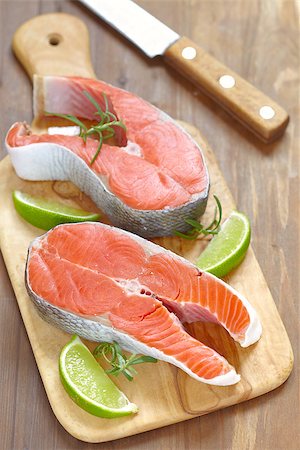 Raw red salmon steaks on a cutting board Stockbilder - Microstock & Abonnement, Bildnummer: 400-08187572