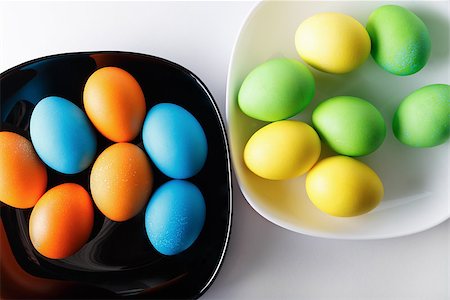 simsearch:400-07921731,k - Colorful Easter eggs on a black and white plates. Top view. Stock Photo - Budget Royalty-Free & Subscription, Code: 400-08188000