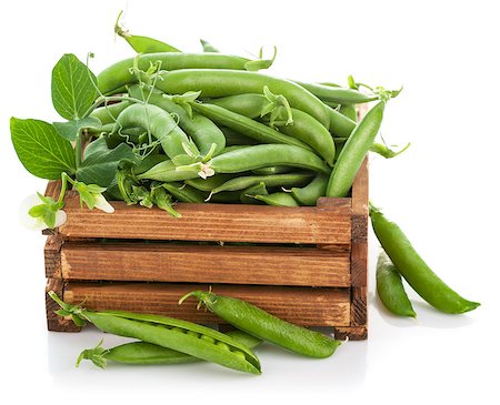 simsearch:400-05664164,k - Green peas in wooden box. Isolated on white background Stock Photo - Budget Royalty-Free & Subscription, Code: 400-08188787