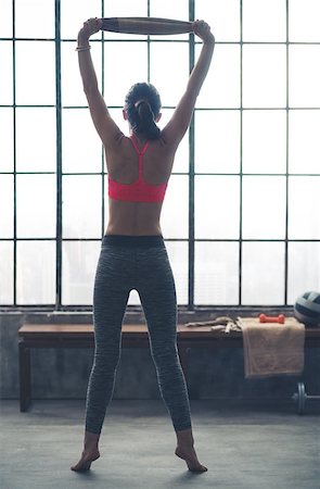 simsearch:400-08189778,k - Arms above her head, a fit, athletic woman uses a towel to stretch. Standing on her tip-toes, she is barefoot and feels great after a fun yoga session. Foto de stock - Super Valor sin royalties y Suscripción, Código: 400-08189763