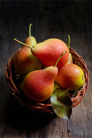 simsearch:400-07613657,k - fresh natural pears in the basket Stock Photo - Budget Royalty-Free & Subscription, Code: 400-08194847